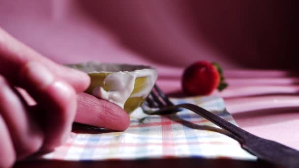 Äta sista biten grekisk yoghurt — Stockvideo