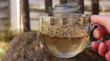 Papatya çayı uykusuzluk için bitkisel ilaç.