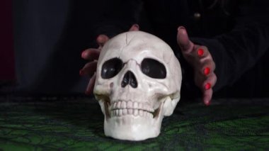 Kafatası tutan kötü cadı elleri 