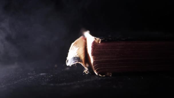 Stará kniha na pozadí tmavý kouř — Stock video