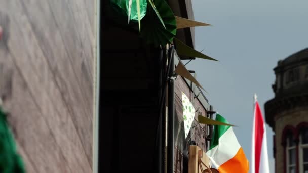 St Patricks den pouliční oslavy nadpis a vlajky