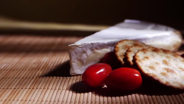 Brie sajt és keksz egészséges snack — Stock videók