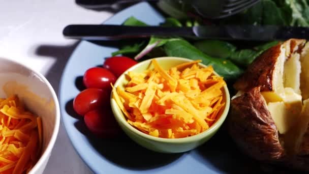 Pečené brambory se sýrem a salátovými boky — Stock video