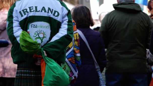 St. Patricks Day Straßenfest mit Mann in irischem Kleid — Stockvideo