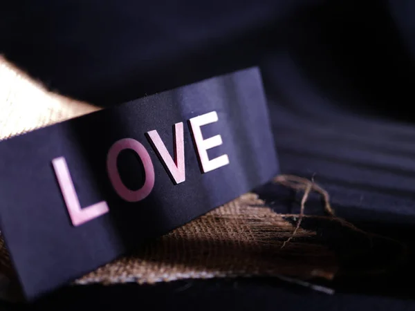 Amor mensaje romántico sobre fondo negro mediium shot —  Fotos de Stock
