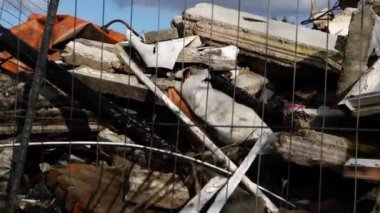 Yıkılmış bina molozları ve tuğlalar