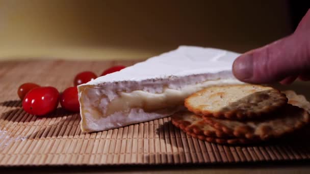 Mangiare a mano brie formaggio e cracker — Video Stock