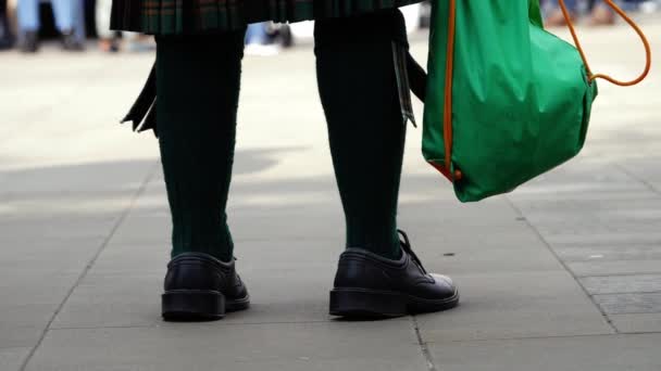 St Patricks dag straatfeest met man in kilt — Stockvideo