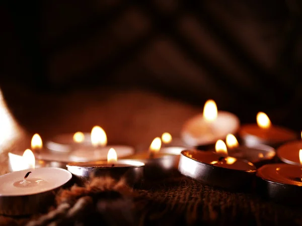 Escena de meditación con velas de luz de té plano medio —  Fotos de Stock