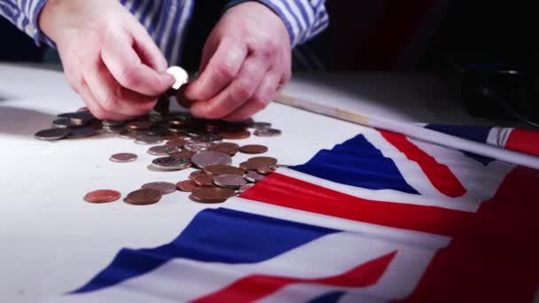 Union Jack drapeau britannique avec les mains comptant l'argent en arrière-plan — Video