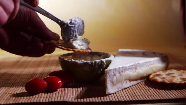 Comer galletas y queso fresco — Vídeos de Stock