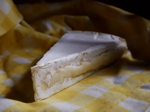 Krajíc francouzského sýra na žlutém pozadí — Stock fotografie
