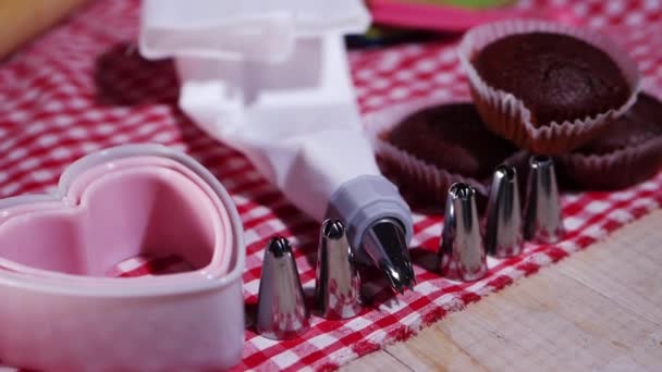 Pečení nádobí a cupcakes na kuchyňském stole — Stock video