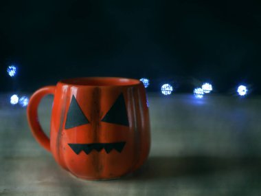 Cadılar Bayramı balkabağı içeceği, krema kaplı koyu arkaplan 