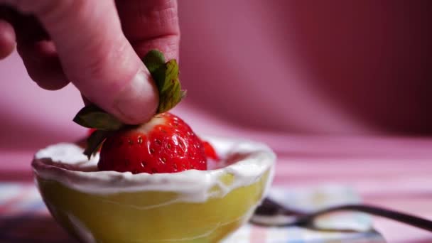 Doppa färska jordgubbar i grekisk yoghurt — Stockvideo