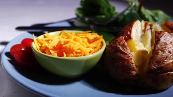 Gebackene Kartoffeln mit Butter und frischen Salatbeilagen — Stockvideo