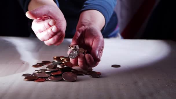 Руки рахуючи недостачу зміни британських грошей в монетах. — стокове відео