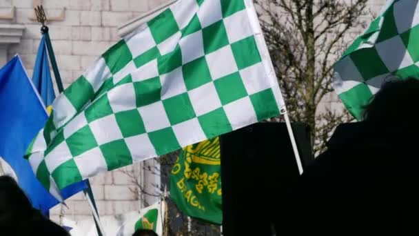 Ierse vlag en Yorkshire vlag bij vlaggenparade viering — Stockvideo