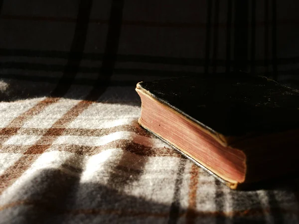 Vecchio libro usurato in finestra luce medio colpo — Foto Stock