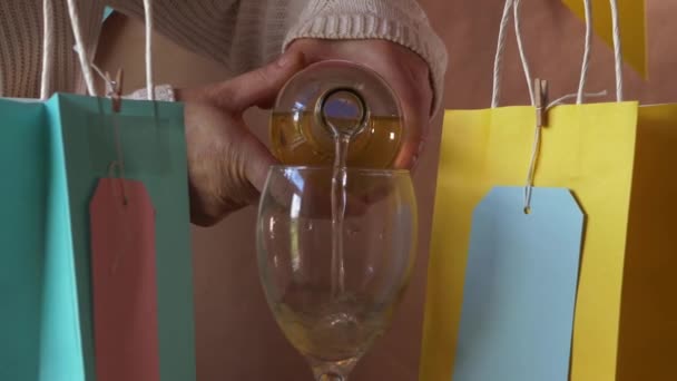 Χύσιμο λευκού κρασιού με δώρα σε ένα πάρτι — Αρχείο Βίντεο