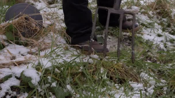 フォークで冬の庭を掘る庭師 — ストック動画