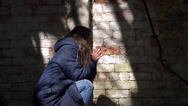 Femme avec dépression dans un bâtiment abandonné — Video