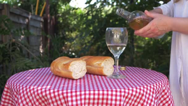 Femme sert du vin blanc dans le pique-nique de jardin — Video