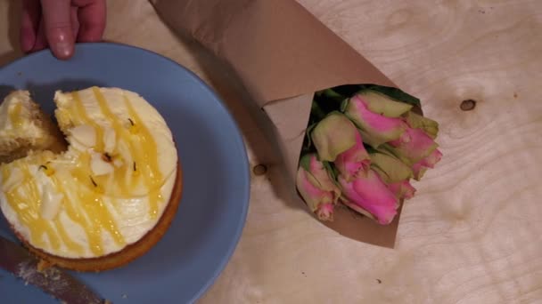 Femme coupe gâteau d'anniversaire avec des roses roses — Video