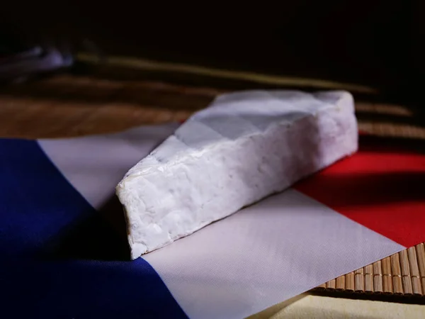 フランスの旗の上のフランスのブリーチーズのスライス — ストック写真