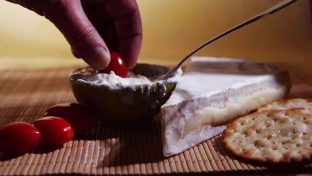 Sumergiendo los tomates en queso fresco — Vídeo de stock