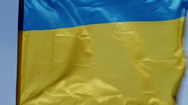 Ukrayna 'nın sarı ve mavi bayrağı gökyüzüne karşı rüzgarda dalgalanıyor