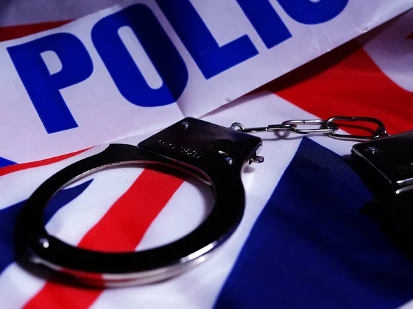 Brittiskt poliskoncept med handklovar och Union Jack — Stockfoto