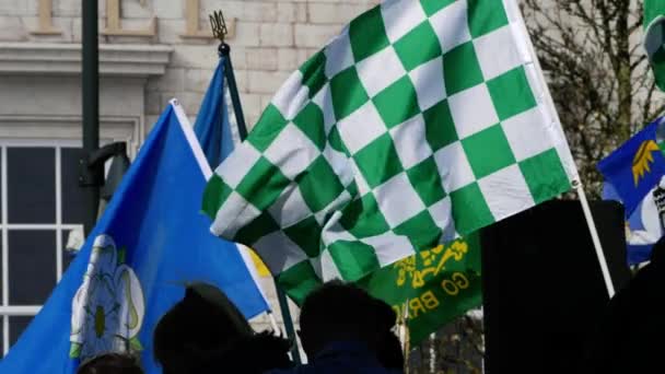 Irische Flagge und Yorkshireflagge bei der Fahnenparade — Stockvideo