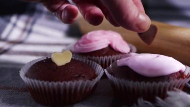 Çikolatalı kekleri çikolatalı aşk kalbiyle süslüyorum.