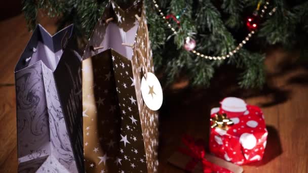 Julklappar inslagna under trädet — Stockvideo