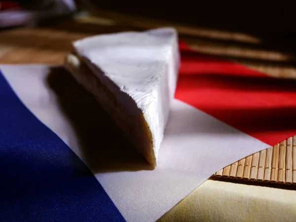 Krajíc francouzského sýra na francouzské vlajce — Stock fotografie