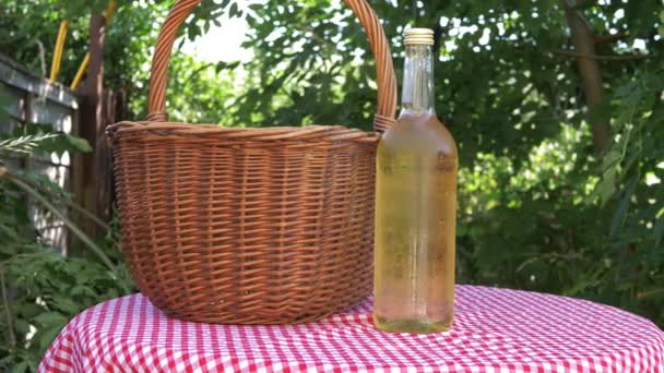 Vino bianco e cestino vintage su tavolo da picnic — Video Stock