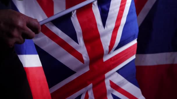 Βρετανός πολίτης κυματίζει σημαία Union Jack — Αρχείο Βίντεο