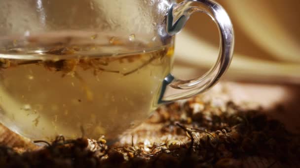 Heřmánkový čaj bylinný lék na nespavost — Stock video