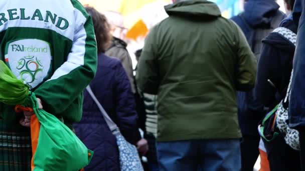 Празднование дня Святого Патрика с мужчиной в ирландской одежде — стоковое видео