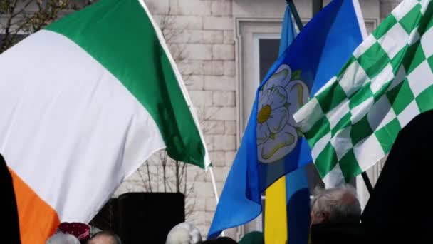 Irländsk flagga och Yorkshire flagga vid flaggparad firande — Stockvideo