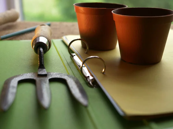 Attrezzi da giardinaggio e diario close up shot — Foto Stock