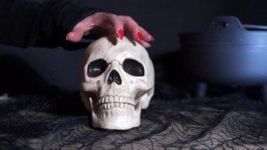 Kafatası ile kötü cadı elleri 