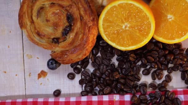 Ontbijt van gebak fruit en koffie — Stockvideo