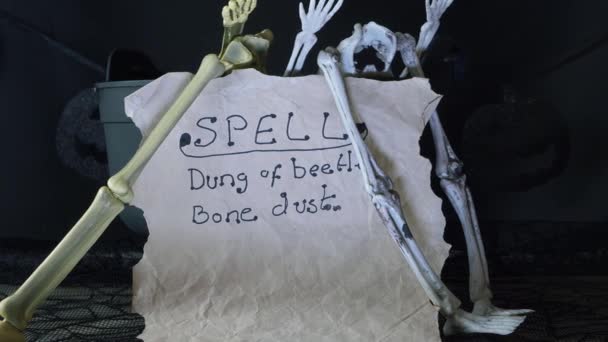 Heksen ketel met magische spreuk en botten — Stockvideo