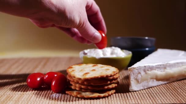 Egészséges snack sajt és keksz — Stock videók