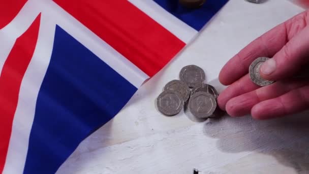 Руки рахуючи недостачу зміни британських грошей в монетах. — стокове відео