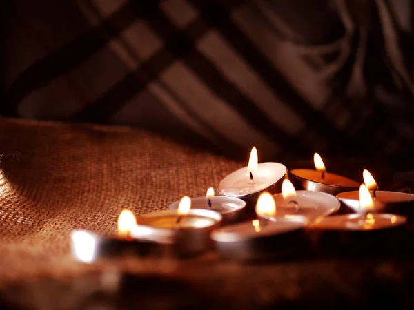 Escena de meditación con velas de luz de té plano medio —  Fotos de Stock
