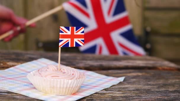 Inglés comida tradicional de cupcake horneado con bandera jack unión — Vídeos de Stock