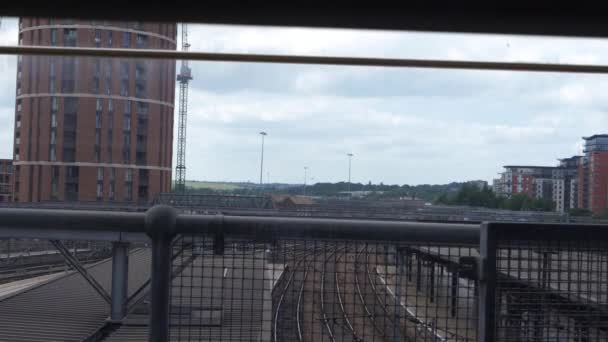 Widok dworca kolejowego Leeds City przez okno — Wideo stockowe